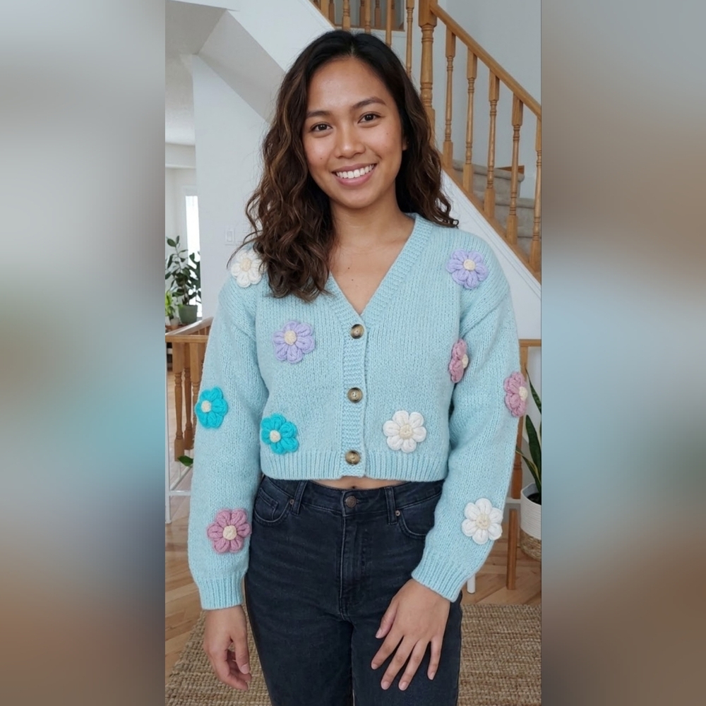 Cropped Light Blue Floral Appliqué V-Neck Cardigan